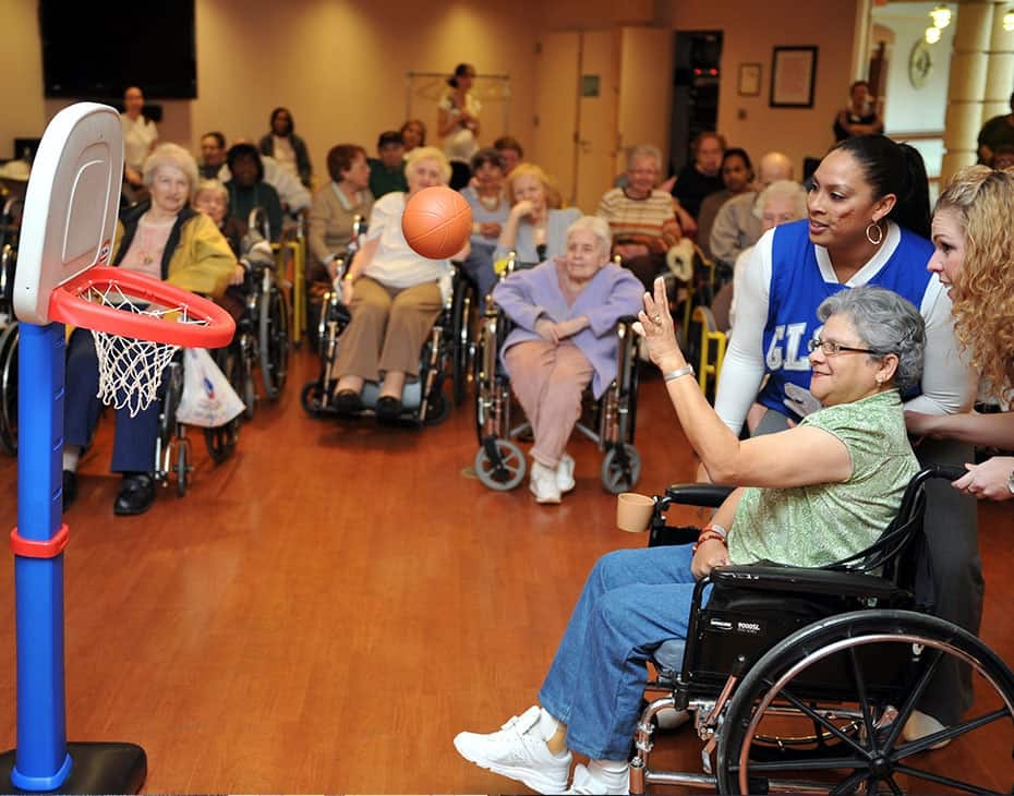 Pacientes mayores se reúnen en un partido de básquetbol