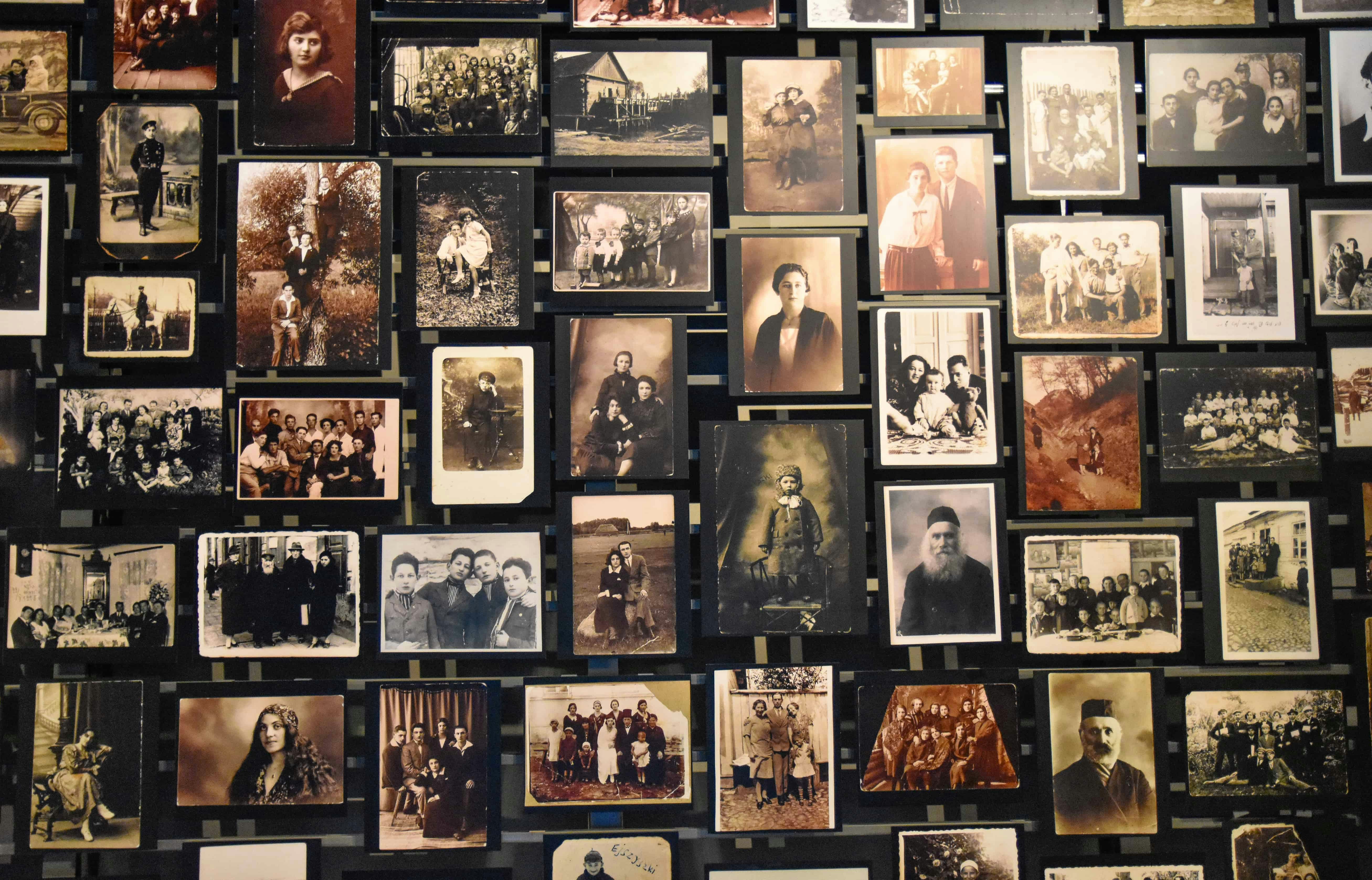 Exhibición de fotografías de sobrevivientes del Holocausto