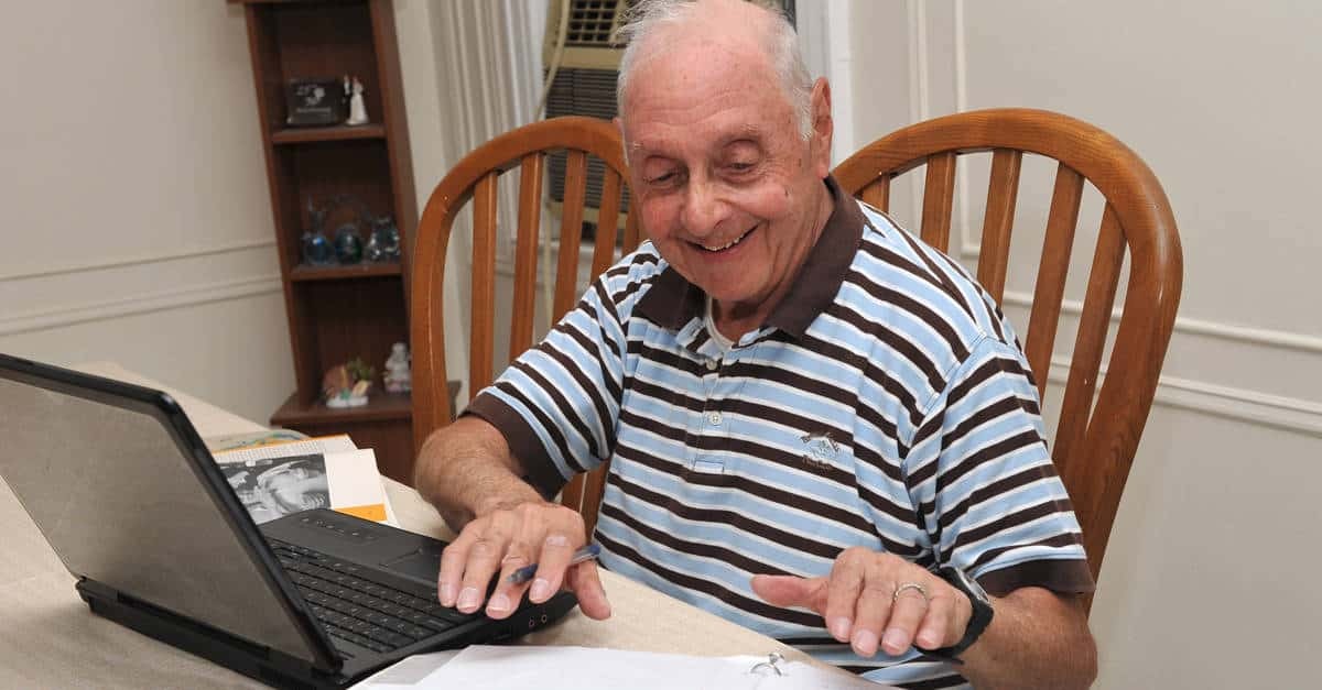 Hombre investigando las opciones de Medicare con una computadora