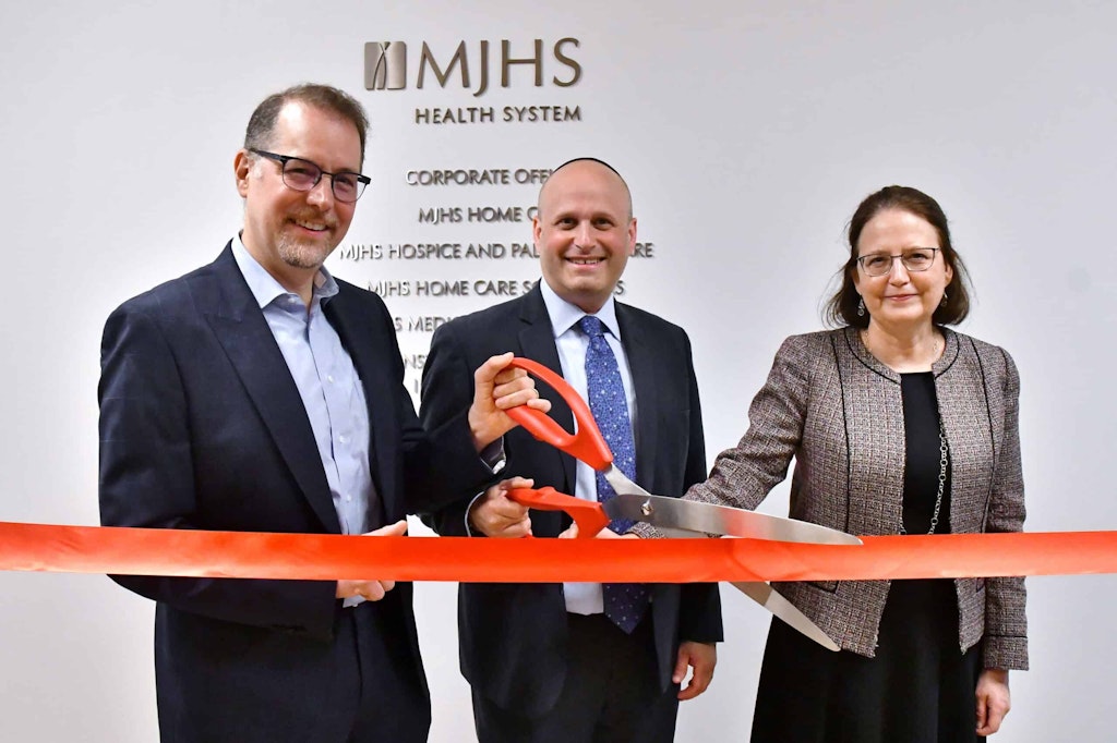 El presidente del condado de Manhattan, Mark Levine, ayuda al Sistema de Salud de MJHS a inaugurar una nueva sede en el centro